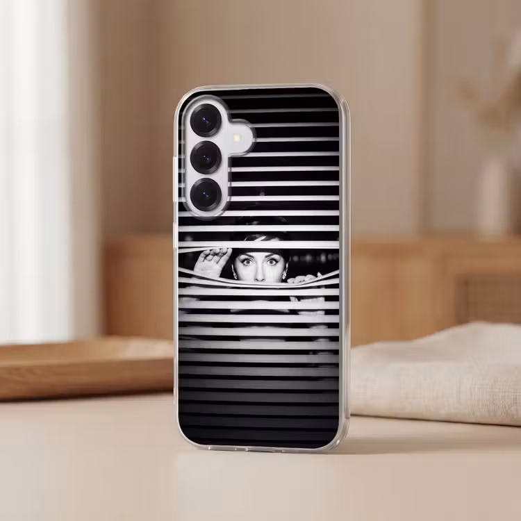 Vrouw - Jaloezieën - Portret - Zwart-wit Telefoonhoesje Samsung Galaxy S26 klein -sfeer2