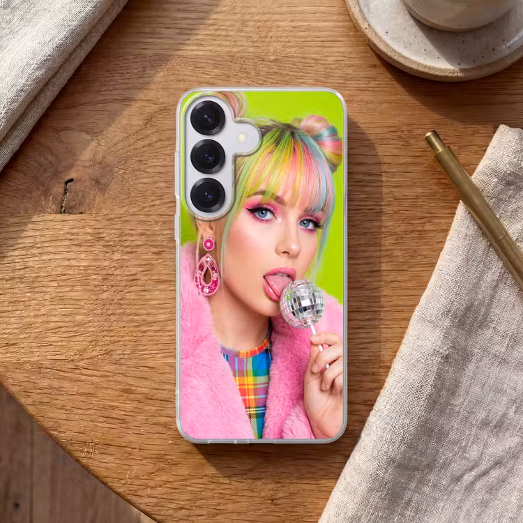 Vrouw - Kleurrijk haar - Pop art - Modern - Levendig Telefoonhoesje Samsung Galaxy S26 klein -sfeer1