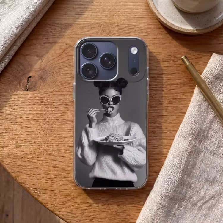 Vrouw - Pasta - Zonnebril Telefoonhoesje iPhone 17 Pro klein -sfeer1