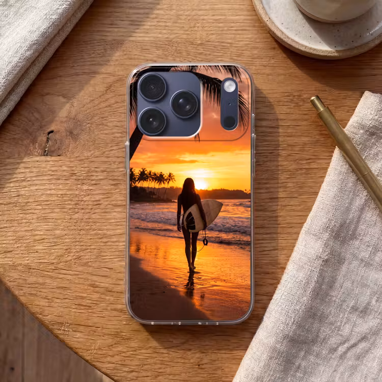 Vrouw - Surfplank - Strand - Zonsondergang - Oranje Telefoonhoesje iPhone 17 Pro klein -sfeer1