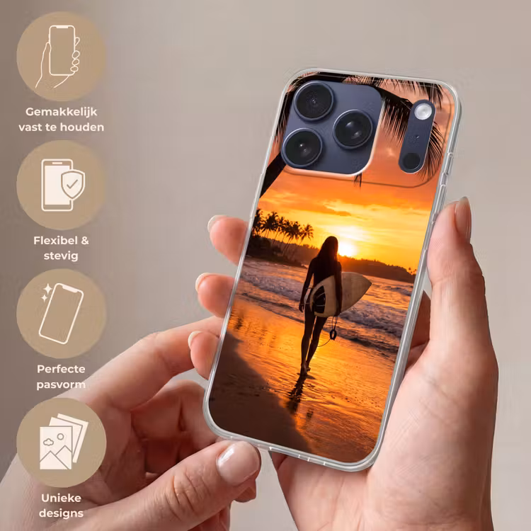 Vrouw - Surfplank - Strand - Zonsondergang - Oranje Telefoonhoesje iPhone 17 Pro klein -sfeer3_NL