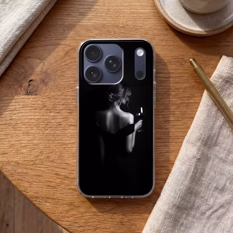 Vrouw - Wijn - Jurk Telefoonhoesje iPhone 17 Pro klein -sfeer1