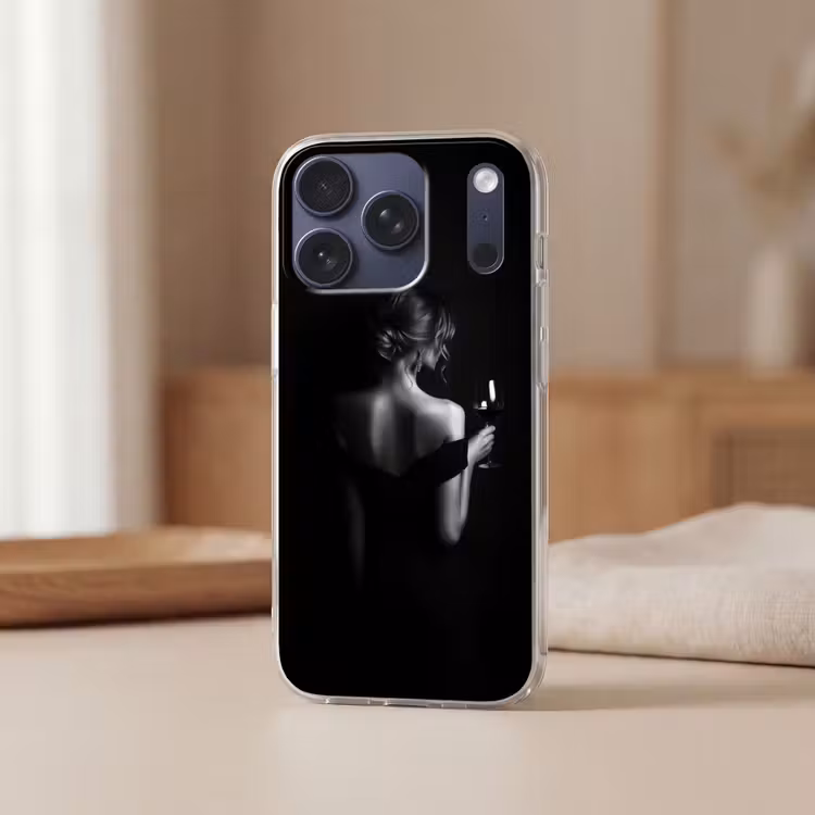 Vrouw - Wijn - Jurk Telefoonhoesje iPhone 17 Pro klein -sfeer2