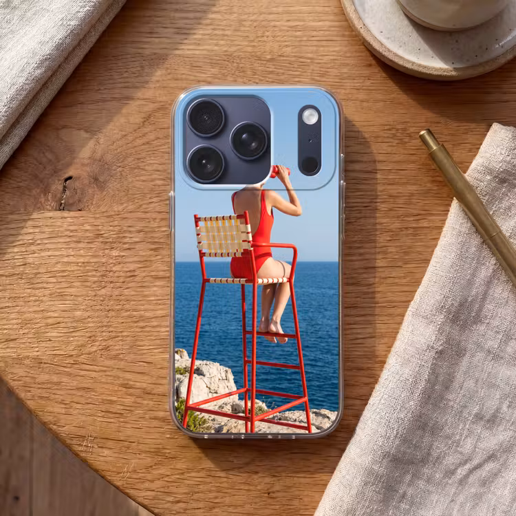 Vrouw - Zee - Kust - Verrekijker - Rood Telefoonhoesje iPhone 17 Pro klein -sfeer1