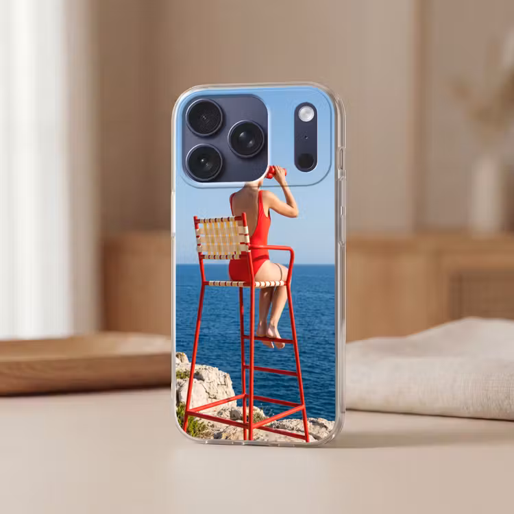 Vrouw - Zee - Kust - Verrekijker - Rood Telefoonhoesje iPhone 17 Pro klein -sfeer2