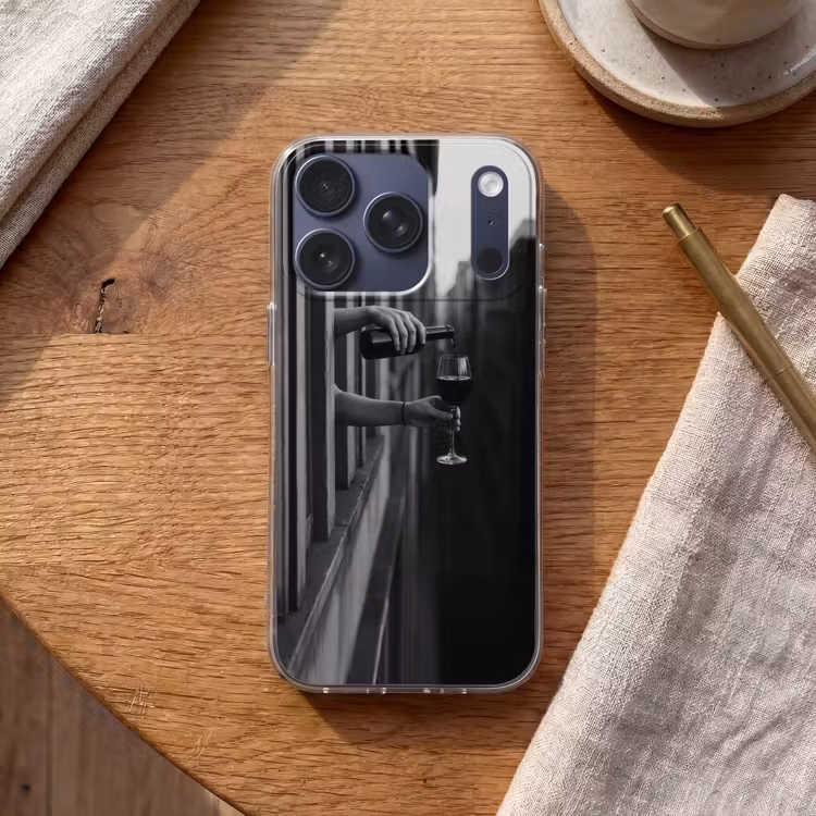 Wijnfles - Glas - Handen - Raam Telefoonhoesje iPhone 17 Pro klein -sfeer1