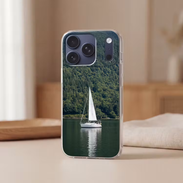 Zeilboot - Water - Bergen - Natuur - Groen Telefoonhoesje iPhone 17 Pro klein -sfeer2
