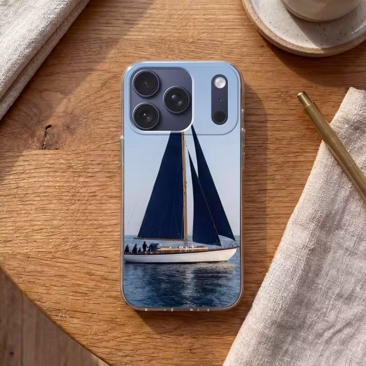 Zeilboot - Zee - Blauw Telefoonhoesje iPhone 17 Pro klein -sfeer1