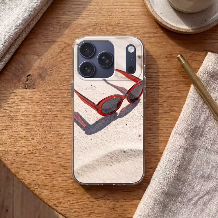 Zonnebril - Strand - Vakantie - Rood Telefoonhoesje iPhone 17 Pro klein -sfeer1