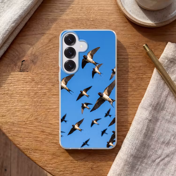 Zwaluwen - Vliegen - Blauw Telefoonhoesje Samsung Galaxy S26 klein -sfeer1