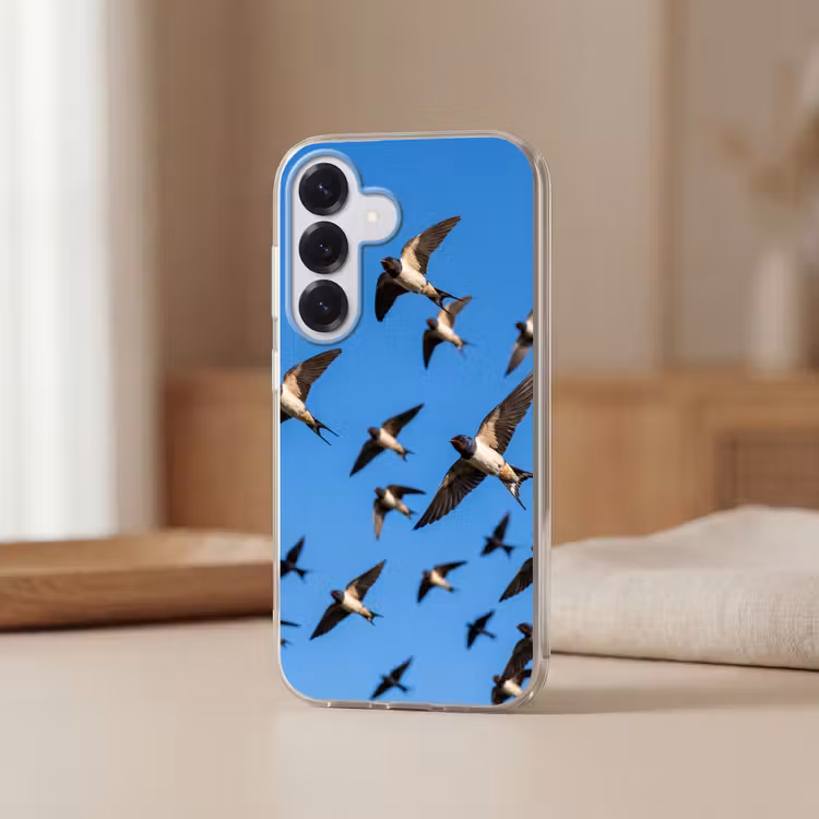 Zwaluwen - Vliegen - Blauw Telefoonhoesje Samsung Galaxy S26 klein -sfeer2