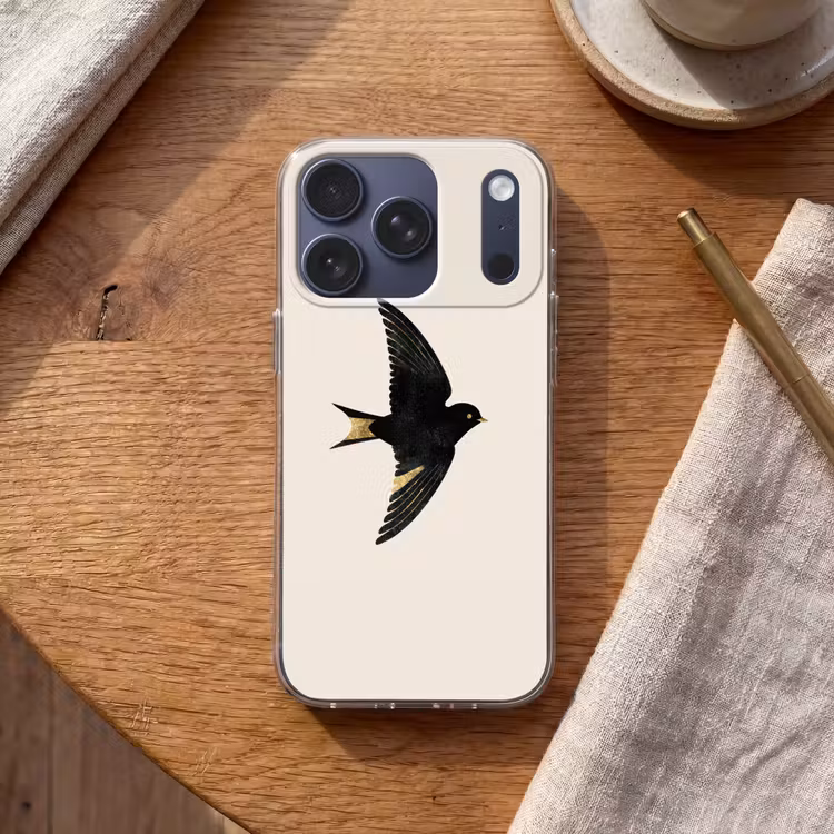 Zwarte zwaluw - Gouden accenten - Lichte achtergrond Telefoonhoesje iPhone 17 Pro klein -sfeer1