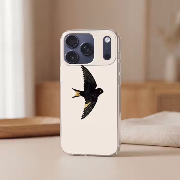 Zwarte zwaluw - Gouden accenten - Lichte achtergrond Telefoonhoesje iPhone 17 Pro klein -sfeer2