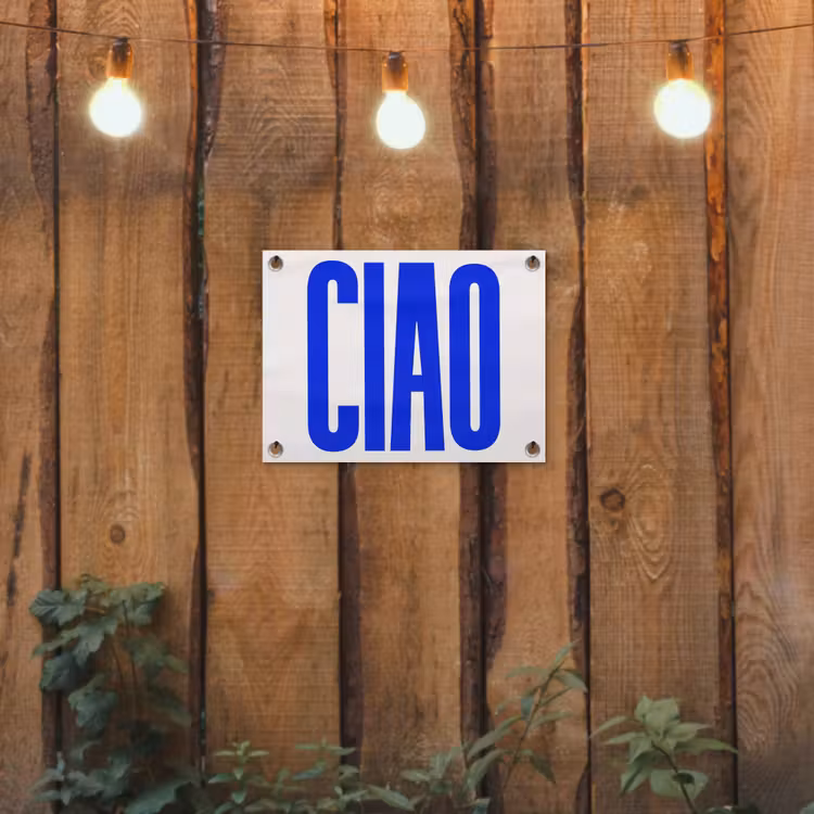 Ciao - Hoofdletters - Blauw - Minimalistisch tuinposter los doek klein -sfeer1