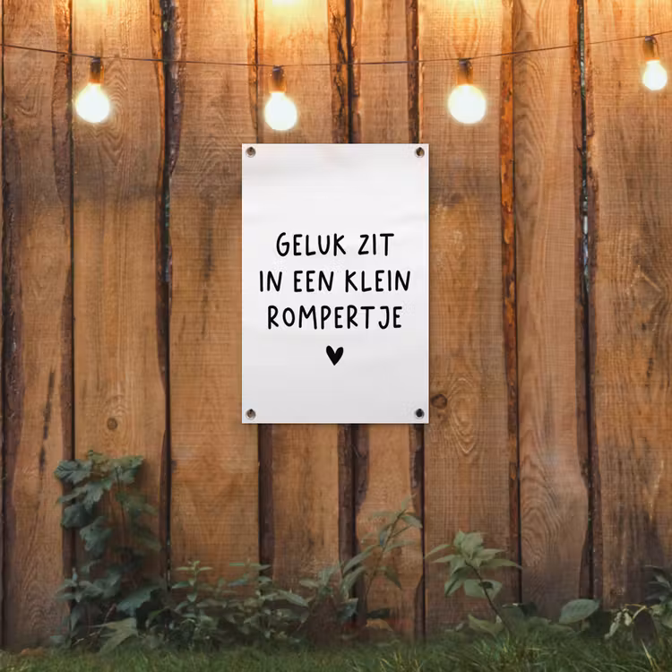 Geluk zit in een klein rompertje - Quotes - Spreuken tuinposter los doek klein -sfeer1