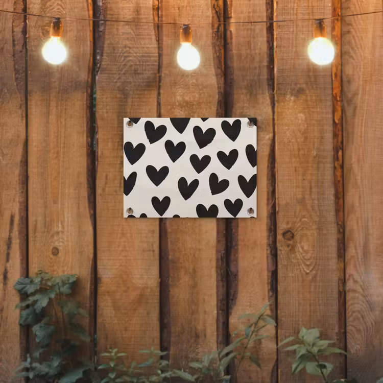 Hartjes - Zwart - Beige tuinposter los doek klein -sfeer1