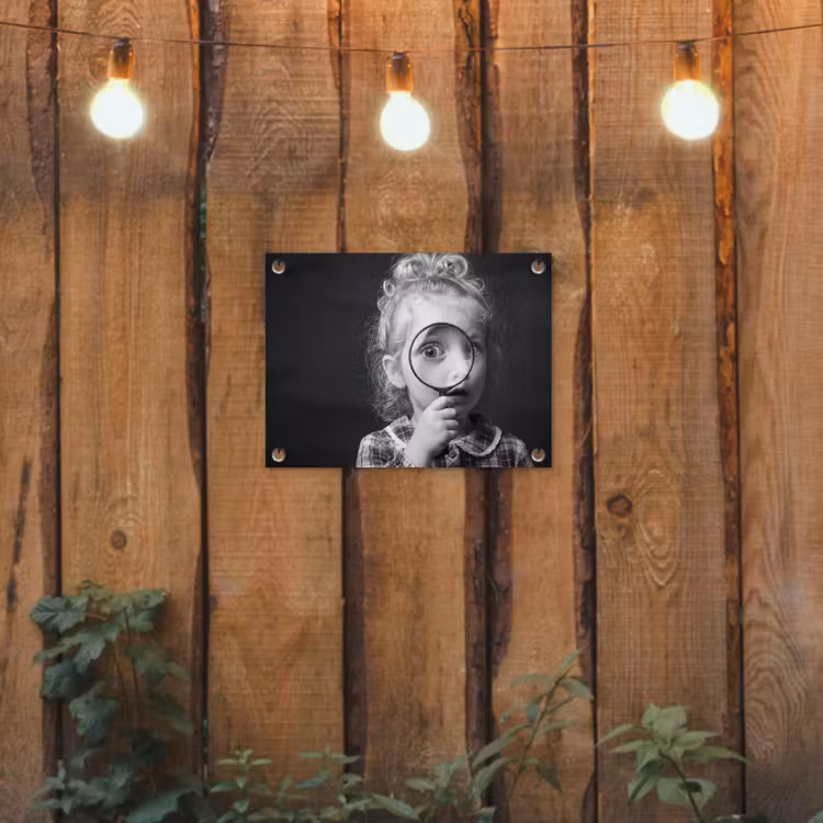 Kind - Vergrootglas - Portret - Zwart-wit tuinposter los doek klein -sfeer1