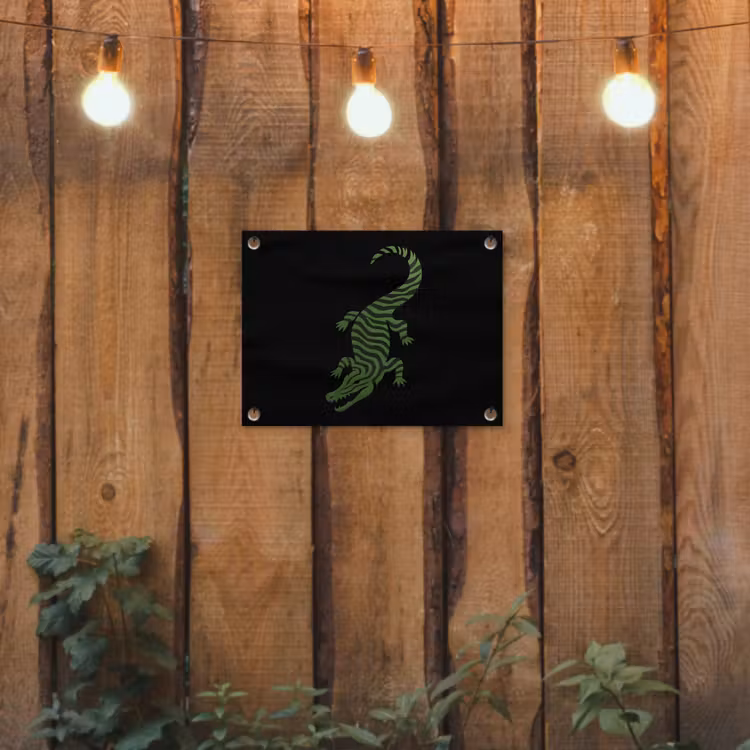 Krokodil - Groen - Tijgerachtig - Strepen tuinposter los doek klein -sfeer1