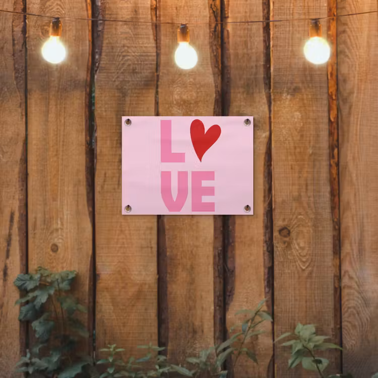 Love - Roze - Hart - Valentijn tuinposter los doek klein -sfeer1