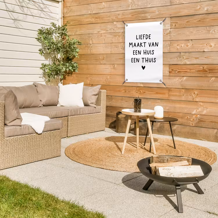 Spreuken - Quotes - Liefde maakt van een huis een thuis tuinposter los doek klein -sfeer4
