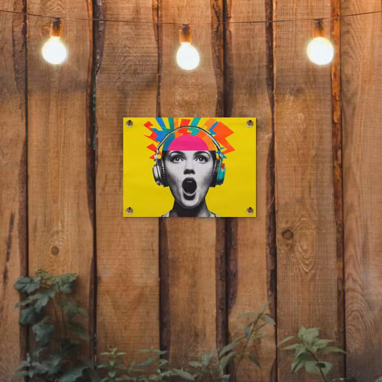 Vrouw - Koptelefoon - Geel tuinposter los doek klein -sfeer1