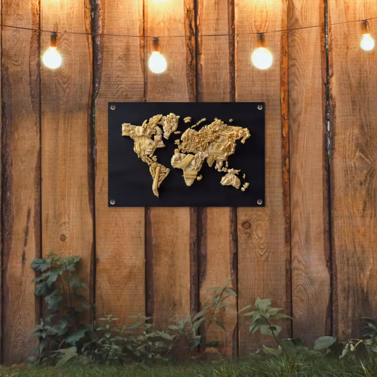 Wereldkaart - Pasta - Zwart tuinposter los doek klein -sfeer1