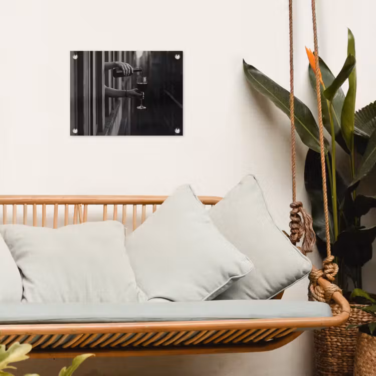 Wijnfles - Glas - Handen - Raam tuinposter los doek klein -sfeer7