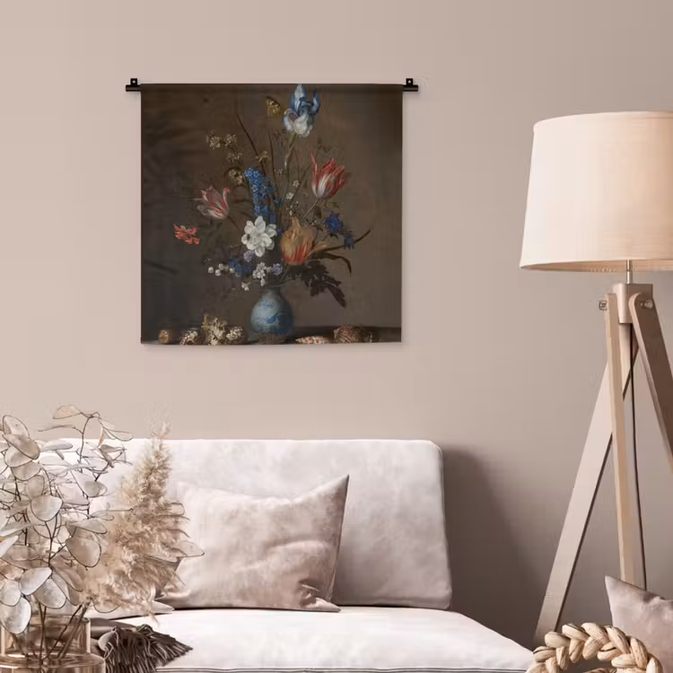 Bloemen in een Wan-Li vaas en schelpen - Schilderij van Balthasar van der Ast Wandkleed katoen klein -sfeer4