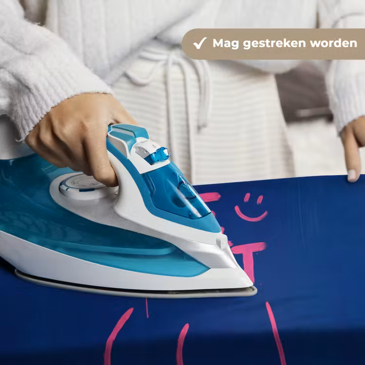 Brutaal - Grappig - Blauw Wandkleed katoen klein -sfeer9