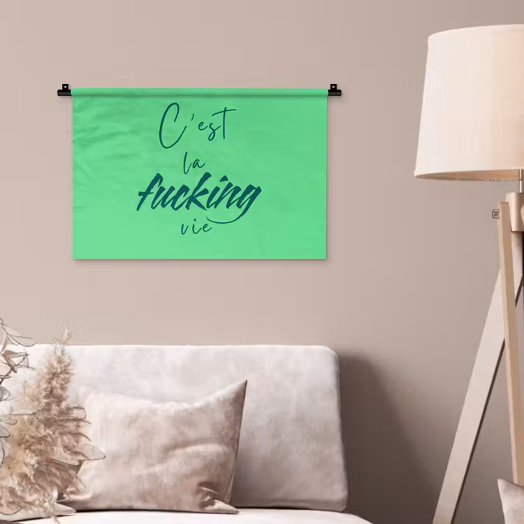 c'est la fucking vie - Groen - Penseelstijl Wandkleed katoen klein -sfeer4