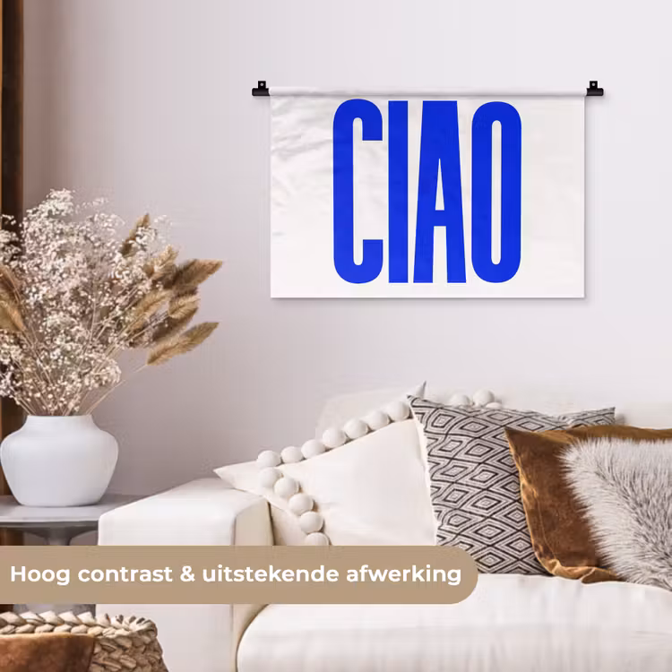 Ciao - Hoofdletters - Blauw - Minimalistisch Wandkleed katoen klein -sfeer1
