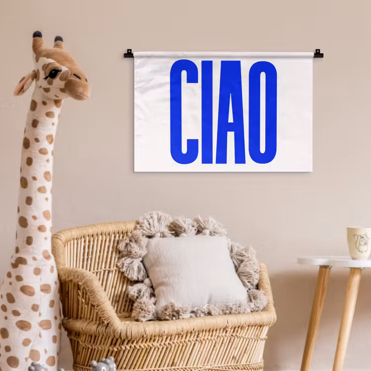 Ciao - Hoofdletters - Blauw - Minimalistisch Wandkleed katoen klein -wsfeer5_kind