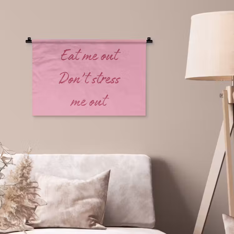 Eat me out don't stress me out - Roze - Handgeschreven Wandkleed katoen klein -sfeer4
