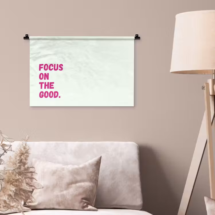 Focus on the good - Beige - Roze Wandkleed katoen klein -sfeer4