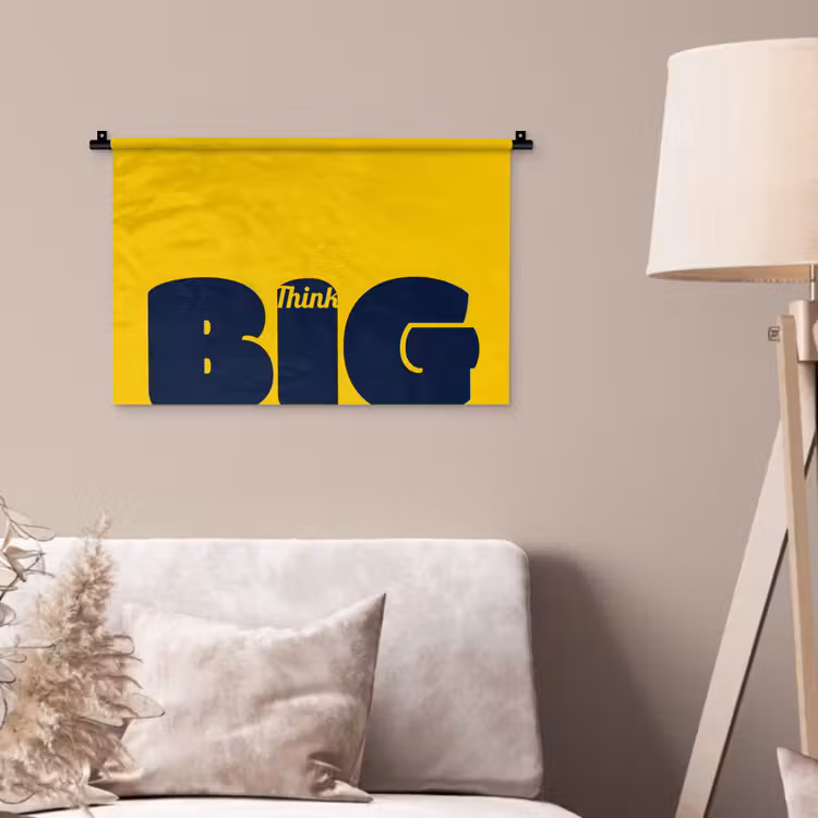 Geel - Think big - Grafisch Wandkleed katoen klein -sfeer4