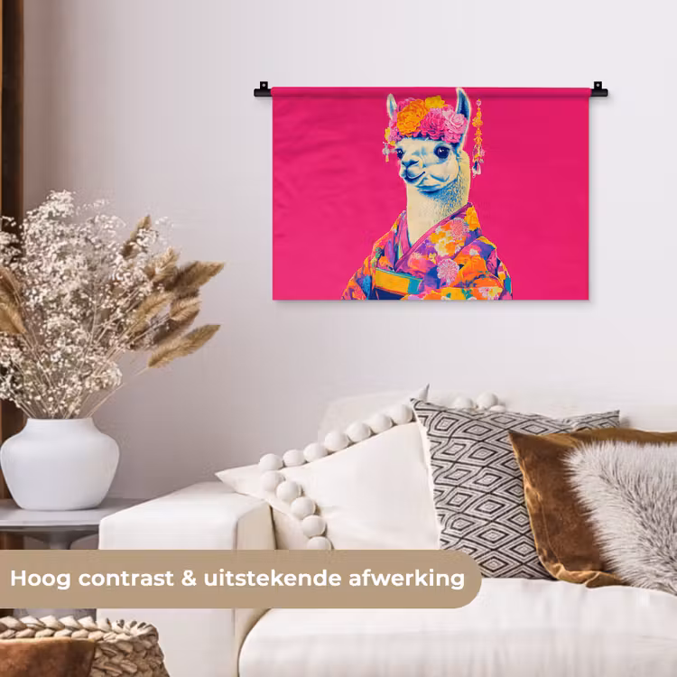 Lama - Kimono - Bloemenkrans - Felroze Wandkleed katoen klein -sfeer1