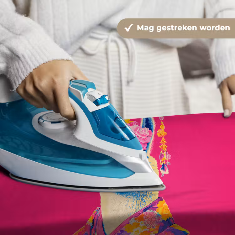 Lama - Kimono - Bloemenkrans - Felroze Wandkleed katoen klein -sfeer9