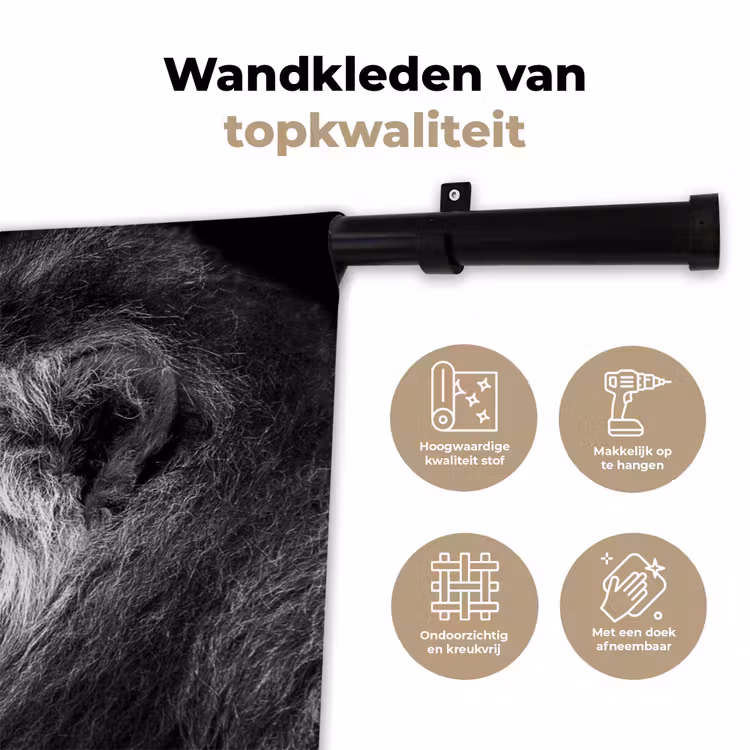 Leeuw tegen zwarte achtergrond in zwart-wit Wandkleed katoen klein -sfeer2
