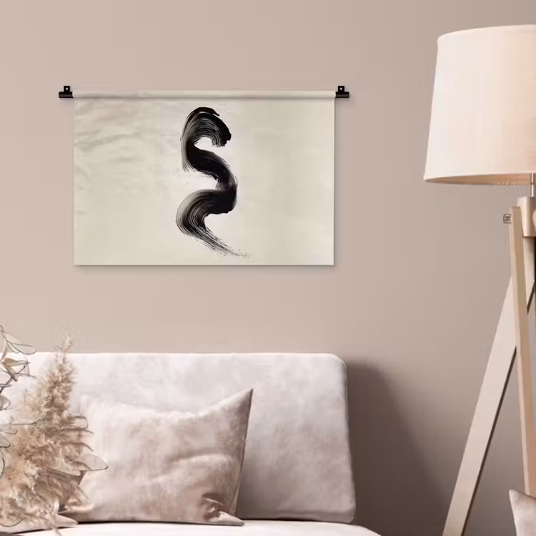 Penseelstreek - Zwart - Minimalistisch Wandkleed katoen klein -sfeer4