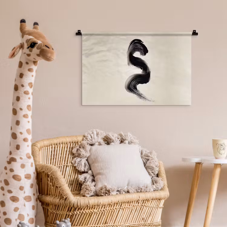 Penseelstreek - Zwart - Minimalistisch Wandkleed katoen klein -wsfeer5_kind