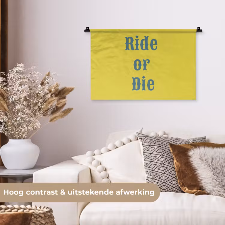 Ride or die - Geel - Blauw Wandkleed katoen klein -sfeer1
