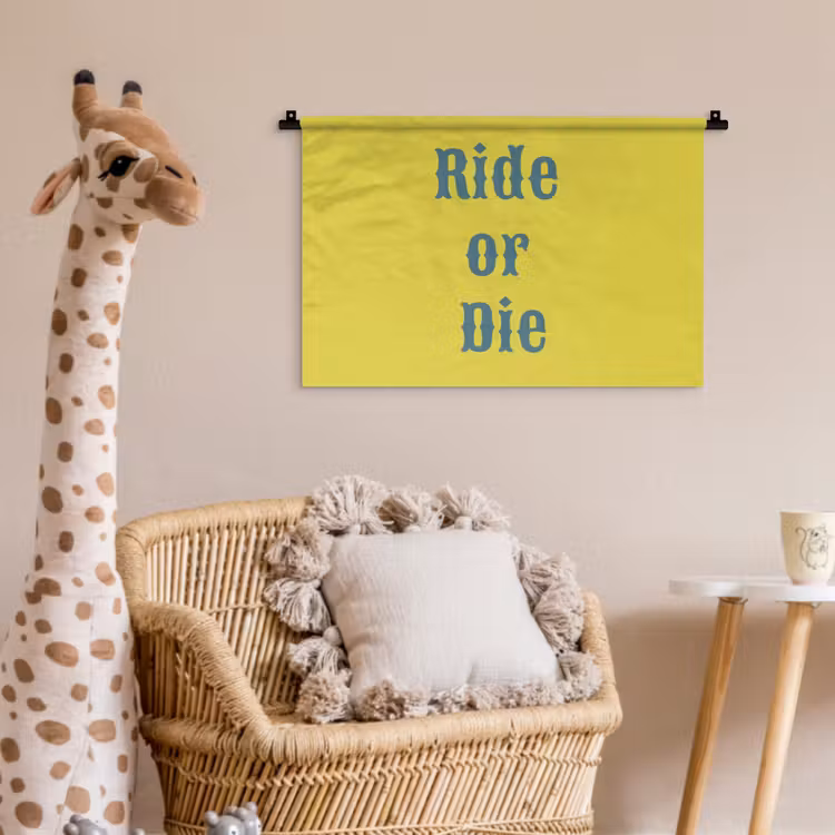 Ride or die - Geel - Blauw Wandkleed katoen klein -wsfeer5_kind
