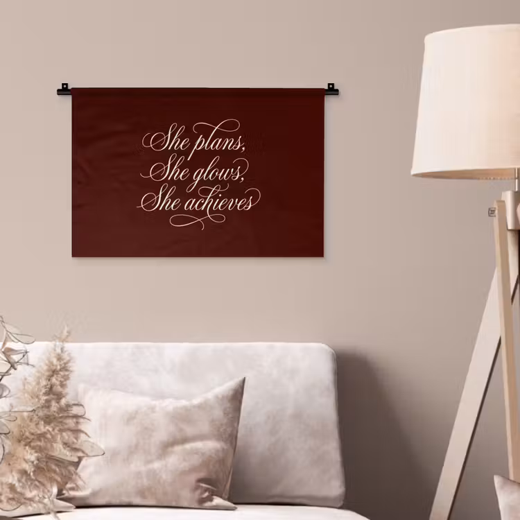 She plans she glows she achieves - Rood - Cursief Wandkleed katoen klein -sfeer4