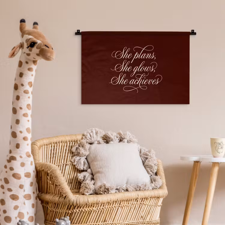 She plans she glows she achieves - Rood - Cursief Wandkleed katoen klein -wsfeer5_kind