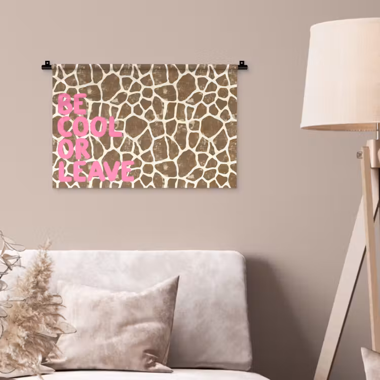 Tekst - Be cool or leave - Roze - Giraffenprint Wandkleed katoen klein -sfeer4
