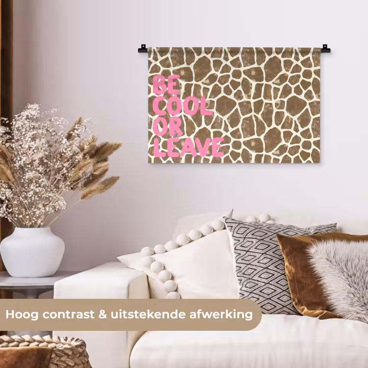 Tekst - Be cool or leave - Roze - Giraffenprint Wandkleed katoen klein -sfeer1