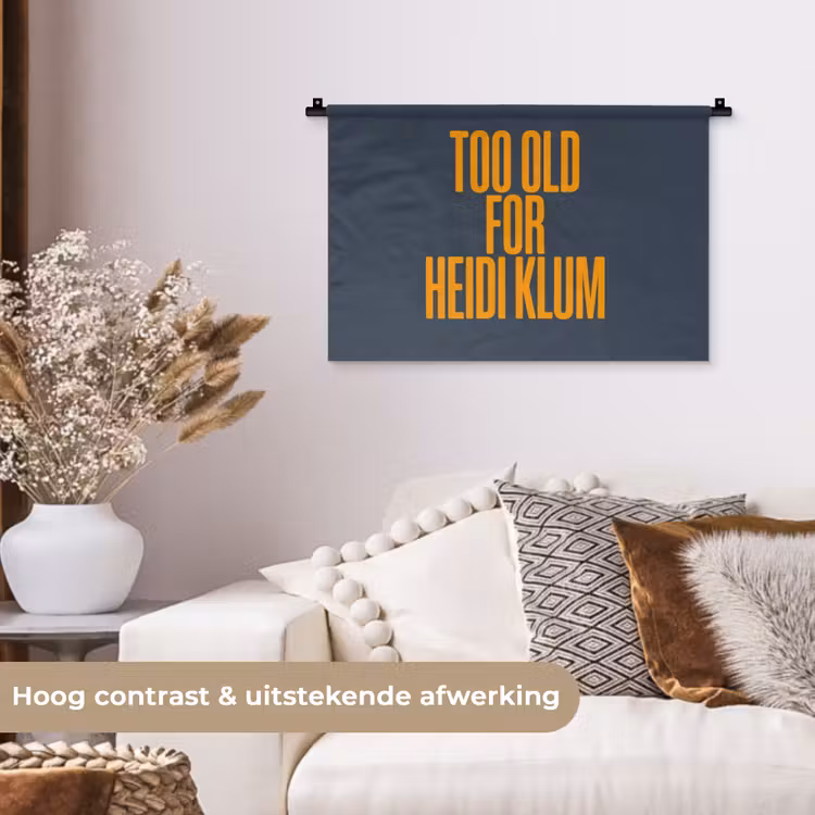Too old for heidi klum - Geel - Blauw Wandkleed katoen klein -sfeer1