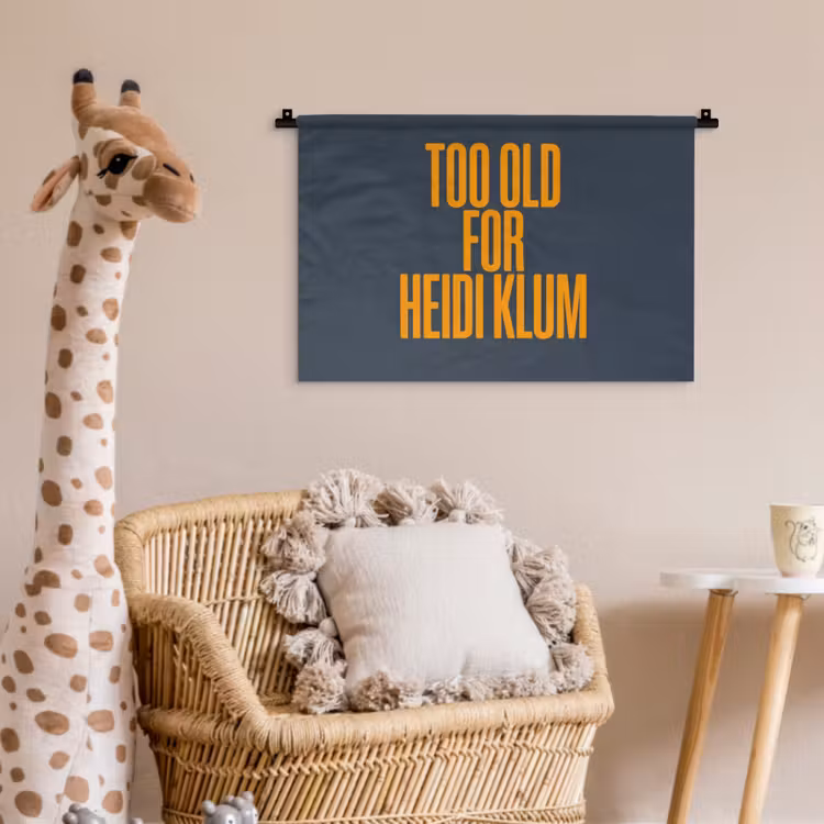 Too old for heidi klum - Geel - Blauw Wandkleed katoen klein -wsfeer5_kind