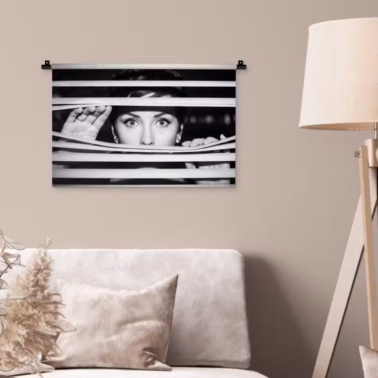Vrouw - Jaloezieën - Portret - Zwart-wit Wandkleed katoen klein -sfeer4