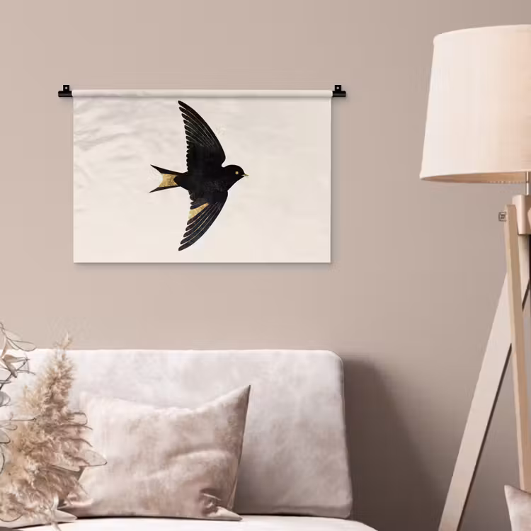 Zwarte zwaluw - Gouden accenten - Lichte achtergrond Wandkleed katoen klein -sfeer4